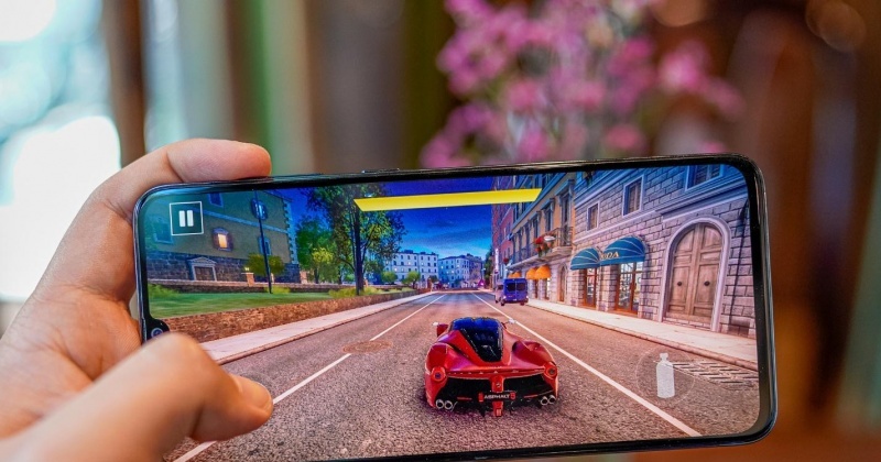 Đem viên pin lớn cùng chip khủng lên điện thoại tầm trung, Galaxy A70 chiều lòng các game thủ như thế nào?