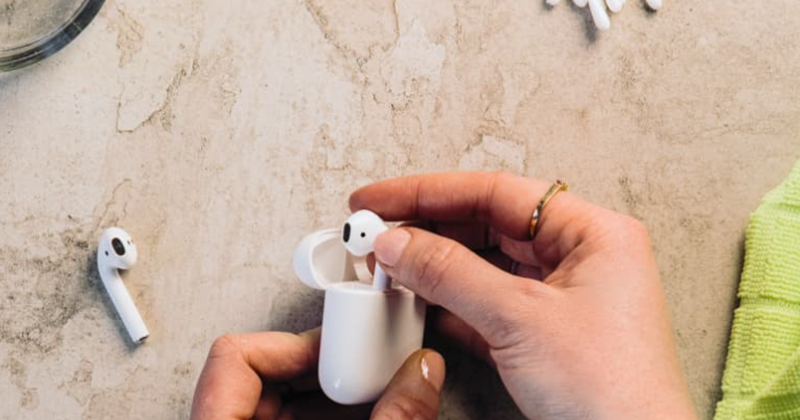 Hướng dẫn vệ sinh tai nghe AirPods đúng cách, sạch như mới