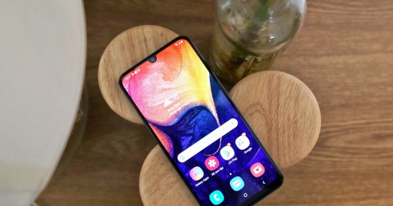 Trên tay Samsung Galaxy A50: vân tay dưới màn hình, 3 camera sau, pin khủng